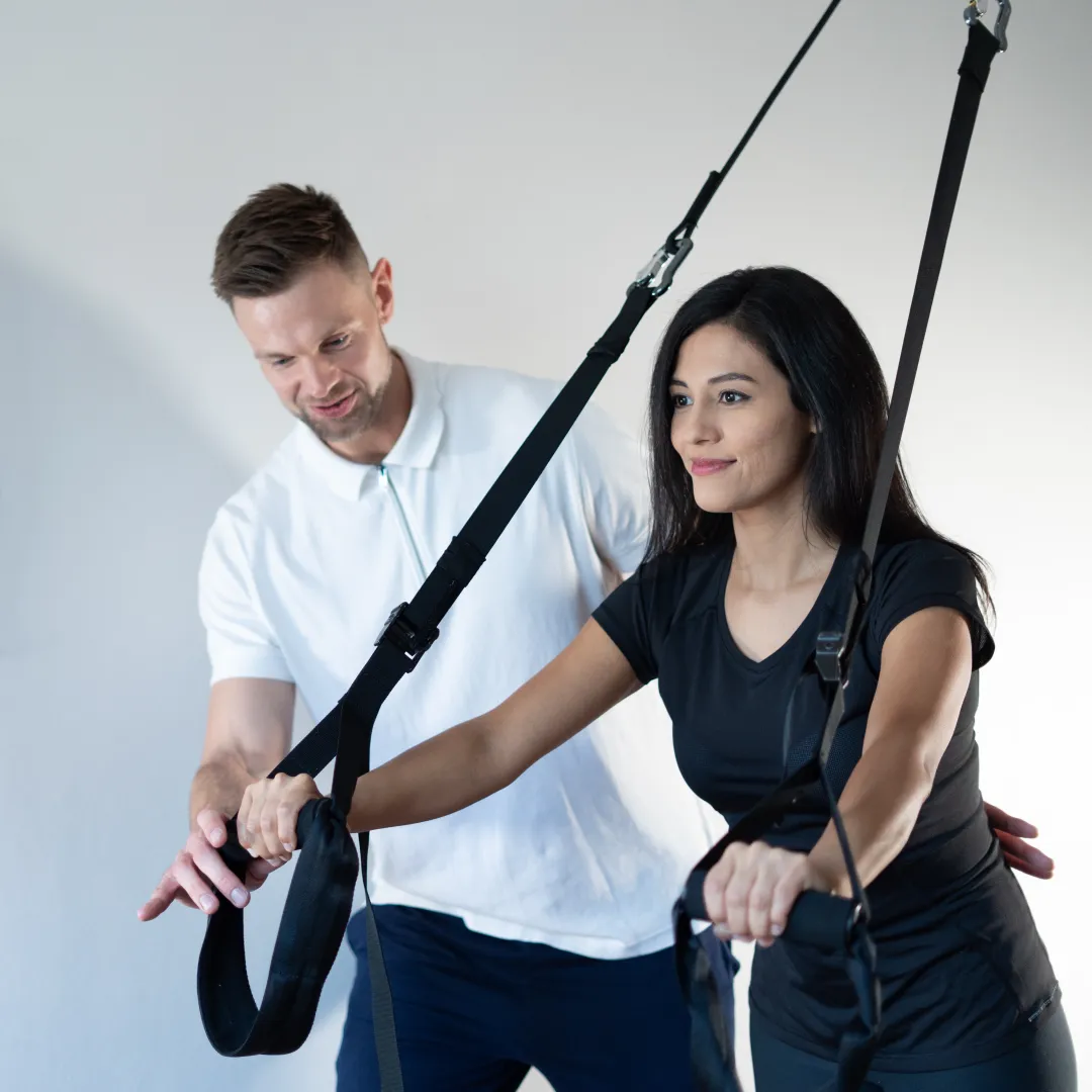 1:1 Personal Training und individuelle Betreuung Johannes mit Klientin beim Training