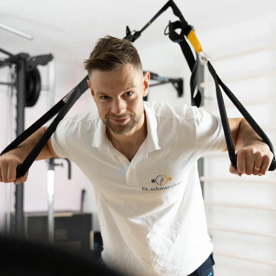 Fitnessziele setzen und körperliche Gesundheit optimieren Johannes Boldt trainiert mit TRX-Band
