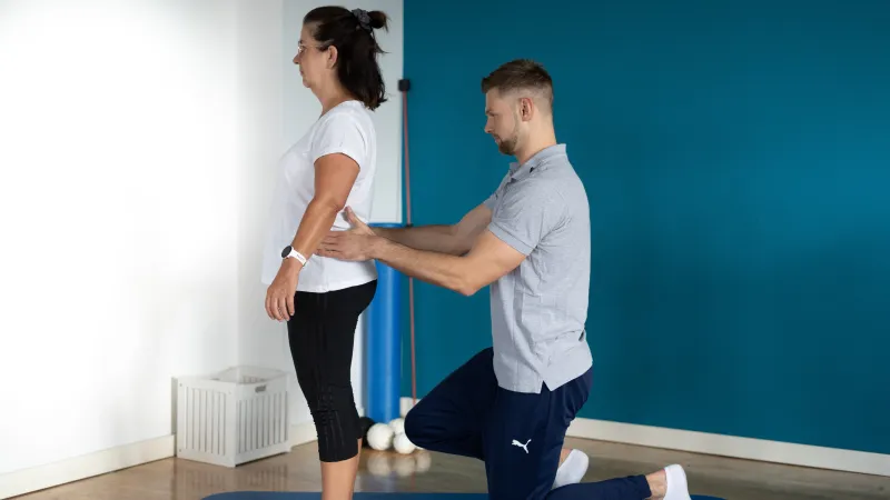 Funktionelles Krafttraining und effektives Schmerzmanagement Johannes analysiert Klientin