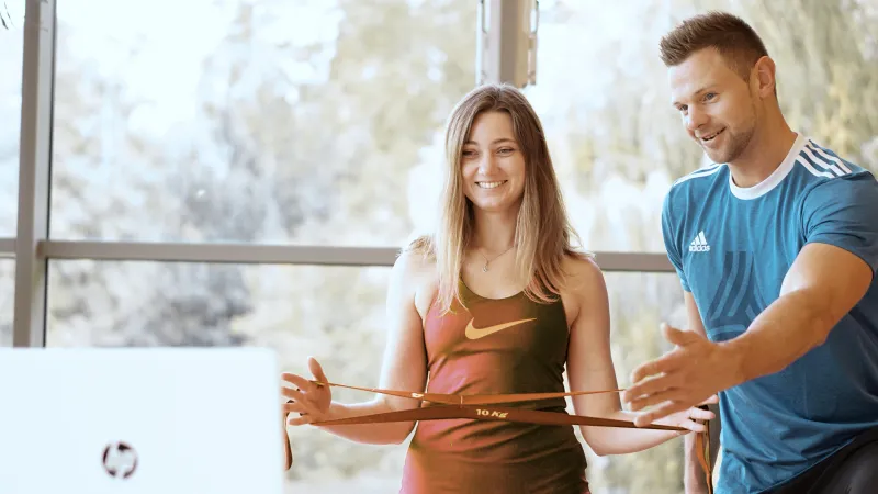 Group Fitness und motivierende Community Fitness Coach Johannes trainiert mit Klientin